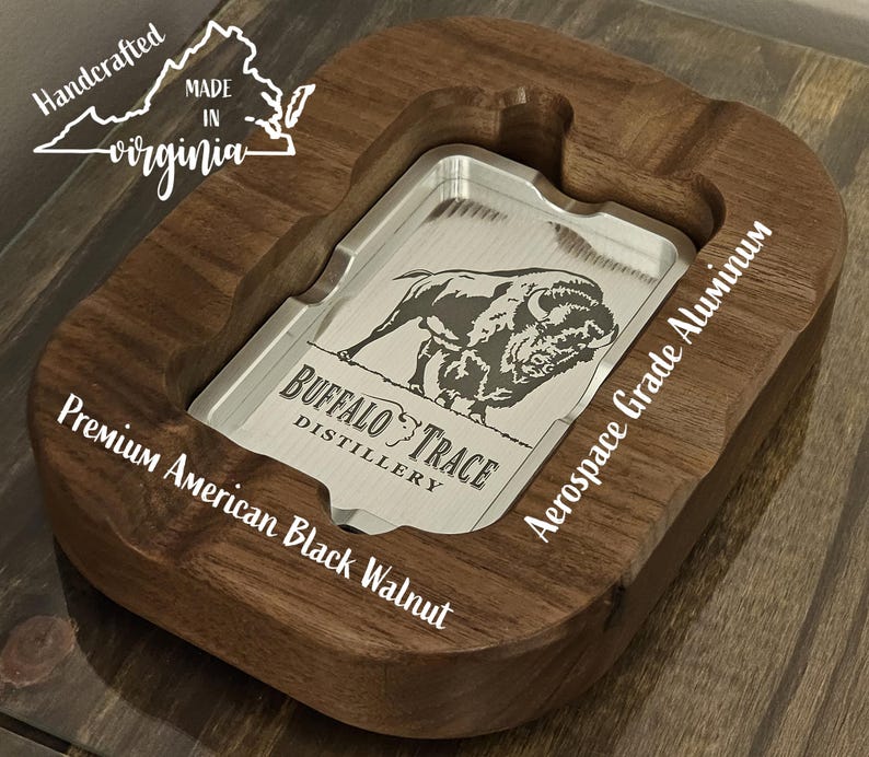 Puede incluir: Un cenicero artesanal de nogal negro americano de primera calidad, con un inserto de aluminio de grado aeroespacial. El inserto est&aacute; grabado con el logotipo de Buffalo Trace Distillery y una imagen de bisonte. Hecho en Virginia.