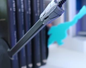 Może przedstawiać: Czarny i srebrny stojak na książki w kształcie miecza z fakturowanym uchwytem. Stojak trzyma rząd czarnych książek.