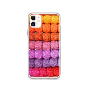 Puede incluir: Una funda de teléfono blanca con una imagen colorida de ovillos de lana en un degradado de naranja, rosa y morado.