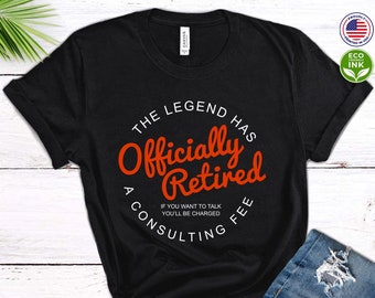 以下が含まれることがあります： 白い文字で「The Legend Has Officially Retired A Consulting Fee. If you want to talk you'll be charged.」と書かれた黒いTシャツ