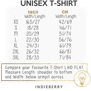 Op de afbeelding: Unisex T-shirt maattabel met metingen in inches en centimeters. De tabel toont de breedte en lengte van het shirt in inches en centimeters voor de maten XS, S, M, L, XL, 2XL en 3XL. De tekst "Vergelijk je favoriete T-shirt LAID FLAT. Meet de lengte: van schouder tot onderkant en de breedte: onder de oksel over." is ook opgenomen in de tabel.