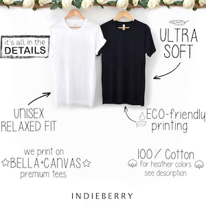 Op de afbeelding: Twee T-shirts, een wit en een zwart, hangen aan hangers. De tekst "it's all in the DETAILS" staat in een zwart rechthoekje linksboven in de afbeelding. De tekst "ULTRA SOFT" staat rechtsboven in de afbeelding. De tekst "UNISEX RELAXED FIT" staat linksonder in de afbeelding. De tekst "ECO-friendly printing" staat rechtsonder in de afbeelding. De tekst "we print on ☆BELLA+CANVAS☆ premium tees" staat in het midden van de afbeelding. De tekst "100% Cotton for heather colours see description" staat rechtsonder in de afbeelding. De tekst "INDIEBERRY" staat onderin het midden van de afbeelding.