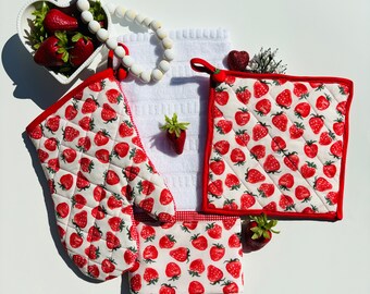 Quilted Strawberry Potholder Set, Kitchen Towel Set, Valentines Day Gift, Mothers Day Gift, Housewarming Gift, Handcrafted Kitchen Towel Set