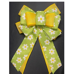 Daisy patterned Spring Wreath decor. Burlap bow with metal hanging loop and FREE POSTAGE in UK