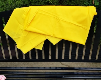 Tecido vintage Rich Yellow Broadcloth – 45 polegadas de largura x 4,5 m de comprimento – dos anos 80, 50/50 poliéster/algodão, vendido por meio metro