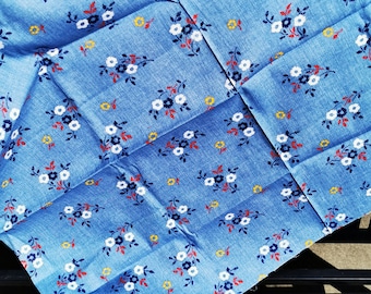 Tela de poliéster impressa vintage dos anos 70 – 43” de largura por 0,75 jardas de comprimento – fundo azul jeans com flores primárias brancas, azuis, vermelhas e amarelas.