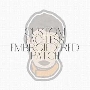 Op de afbeelding: Een aangepaste, gezichtloze geborduurde patch met een grijze omtrek en een beige kraag. De tekst "CUSTOM FACELESS EMBROIDERED PATCH" is in zwart geschreven.