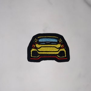 Peut inclure: Patch brodé jaune représentant l'arrière d'une Honda Civic Type R, avec des détails noirs et rouges.