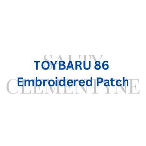 Op de afbeelding: Blauw geborduurd patch met de tekst "TOYBARU 86" in wit.