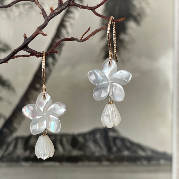 Pendientes colgantes de Plumeria Pikake hawaiana, chapados en oro de 14 quilates o plata de ley.