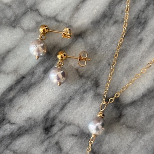 Moderni orecchini a bottone in perle Akoya in oro o argento