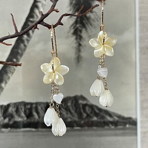 Pendientes de nácar con forma de plumeria amarilla hawaiana (Pikake), chapados en oro de 14 quilates o plata.