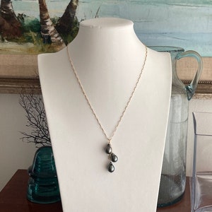 Collar colgante de triple perla de Tahití, chapado en oro de 14 quilates o plata de ley.