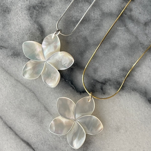Collar de serpiente de plata de ley 925 o oro con plumeria blanca hawaiana y nácar