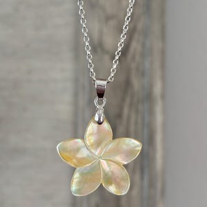 Colar de plumeria amarelo claro madrepérola 925 prata esterlina ou ouro preenchido com frangipani havaiano