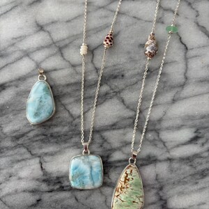 Collier en argent sterling hébreu avec coquillages hawaïens et larimar variscite