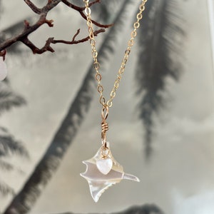 Collar hawaiano de mini manta raya de nácar y corazón con cadena de oro o plata