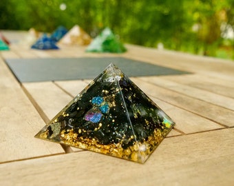 Matriz Pranakristall® - Pirámide - Orgonita - Turmalina negra - Cobre jaspeado