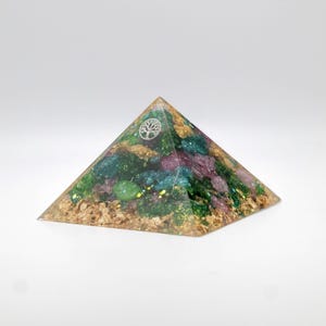 Prana Crystal® Premium Juventud Eterna | Pirámide de orgonita hecha a mano | Arte en cristal único | Decoración espiritual para el hogar | Alemania Variante 2