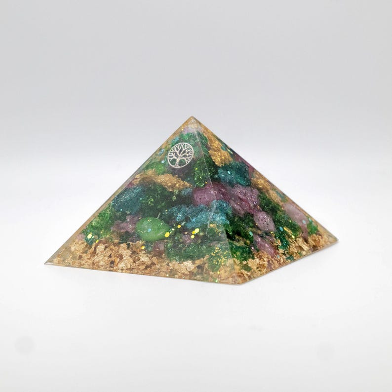 Prana Crystal® Premium Juventud Eterna | Pirámide de orgonita hecha a mano | Arte en cristal único | Decoración espiritual para el hogar | Alemania Variante 2