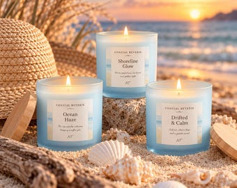 Velas artesanais Coastal Reverie, frasco de vidro azul perolado, tampa de madeira, presente com aroma costeiro.