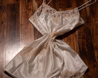 Vintage Victoria's Secret Gold Label Ivory Silky Slip Dress con detalles de encaje de color melocotón claro y correas trenzadas tamaño mediano (M)