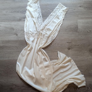 Vintage 70s/80s white maxi nightgown with deep cut lacy neck line and bow detail, size large (L)