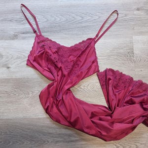 Vintage 70s Vanity Fair maroon red lace trim nightgown/slip, size 36 large (L)