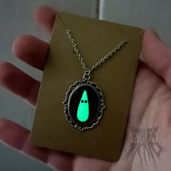 Le collier Cameo Adopt-a-Ghost - joli cadeau gothique. Cadeau alternatif. Cadeau fantôme.