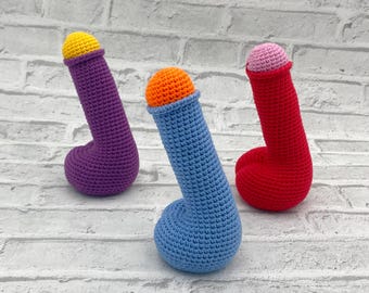 Pene de ganchillo arcoíris para regalar a amigos, decoración, pene de peluche feliz, pene de peluche, regalo peculiar hecho a mano (1 pieza)