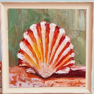 Könnte beinhalten: Eine Nahaufnahme einer roten und weißen Muschel mit einer strukturierten Oberfläche. Die Muschel ist in einem realistischen Stil gemalt und vor einem grünen Hintergrund platziert.