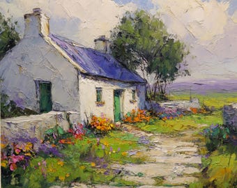 Op de afbeelding: Impressionistisch olieverfschilderij van een wit huisje met een blauw dak en groene deuren. Een stenen pad leidt door een tuin met kleurrijke bloemen. Een grote boom en glooiende heuvels op de achtergrond, onder een bewolkte hemel.