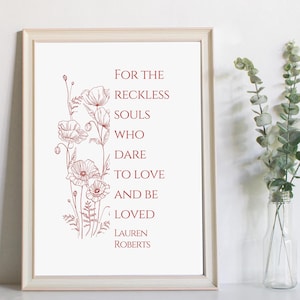 Puede incluir: Una cita imprimible sobre el amor con una ilustración floral. La cita dice "Para las almas imprudentes que se atreven a amar y ser amadas. Lauren Roberts."