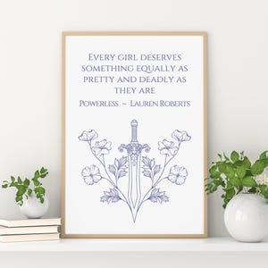 Puede incluir: Una cita imprimible sobre el empoderamiento femenino con una espada y flores en un contorno azul. La cita dice "Cada chica merece algo tan bonito y mortal como ella. Impotente ~ Lauren Roberts."