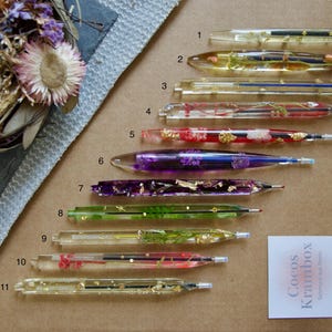 Stift Kugelschreiber aus 50% Bio-Resin / Epoxidharz / Gießharz mit goldenen Elementen und echten Trockenblumen