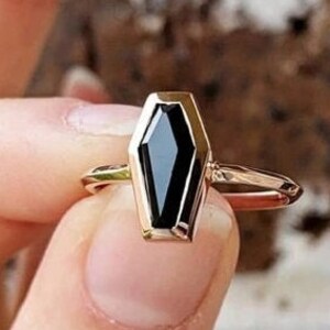 Bague en obsidienne noire petit cercueil, bague en argent, bague cercueil minuscule. Bague minimaliste en argent sterling, bagues délicates, bague simple