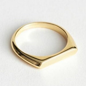 Pierścień z prostokątnym płaskim wierzchołkiem, pierścień z sygnetem sześciokątnym, gruby pierścień, minimalistyczny pierścień do układania, pierścień geometryczny, pierścień typu statement