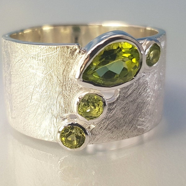 Ring Peridot Olivine faceted silver