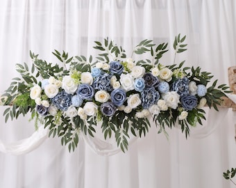 Dammig blå och vit blombåge: Boho bröllopsarrangemang