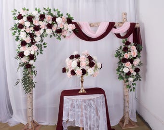 Blomsterarrangemang med vinröd rosbåge: Höstbröllopsdekor