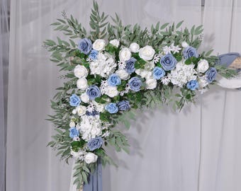 Dammigt blått och vitt blomstervalvsarrangemang: Boho bröllopsdekor