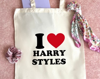 Ich liebe die handbemalte Tragetasche von Harry Styles