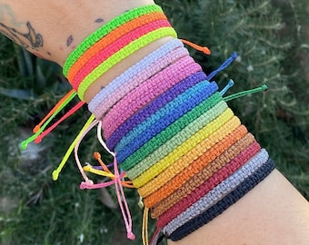 Minimalistisches flaches Armband, Fadenarmband, Freundschaftsarmband, Basisarmband, minimalistisches Armband, verstellbares Armband aus gewachstem Faden