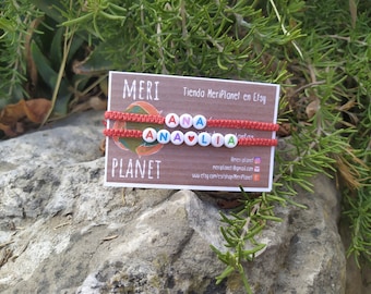 Personalisierte rote Armbänder, Armbänder mit Namen, Armbänder mit Buchstaben