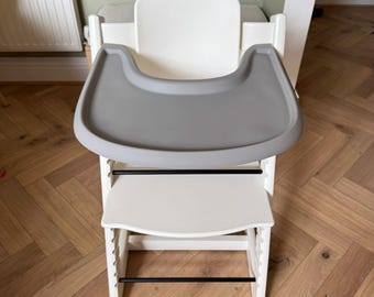 Mantel individual de silicona gris guijarro con cubierta completa para trona Stokke Tripp Trapp