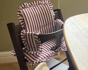 Almofada lavável para cadeira alta Stokke Tripp Trapp - Bambu listrado com babados em tons de malva e marrom.