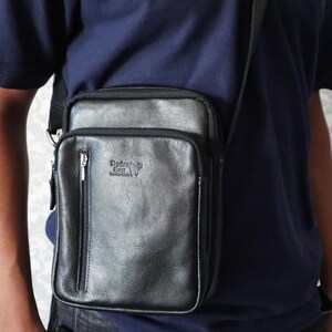 Sac bandoulière en cuir de vachette – Sac bandoulière vertical noir fait main format A5, sac à bandoulière, sac à bandoulière pour homme, pour tous les jours et les loisirs