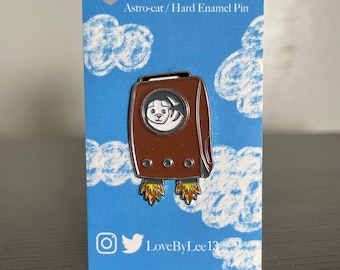 Olivia Benson Emaille pin 'Astro-Cat' met glitteraccent