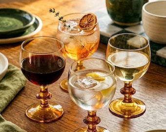 Set mit 4 Vintage Bernstein Glas Weingläser | Mid Century Modern Stielglas | Bernsteinfarbene Kelche für Wein oder Cocktails | Retro Barware Geschenk