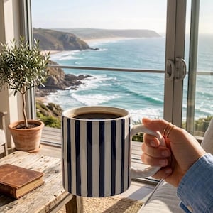 Mug en céramique rayée Sunday Morning Ceramics | Grande tasse à café bleu marine et blanche de 590 ml | Mug à anse torsadée | Compatible lave-vaisselle | Cadeau
